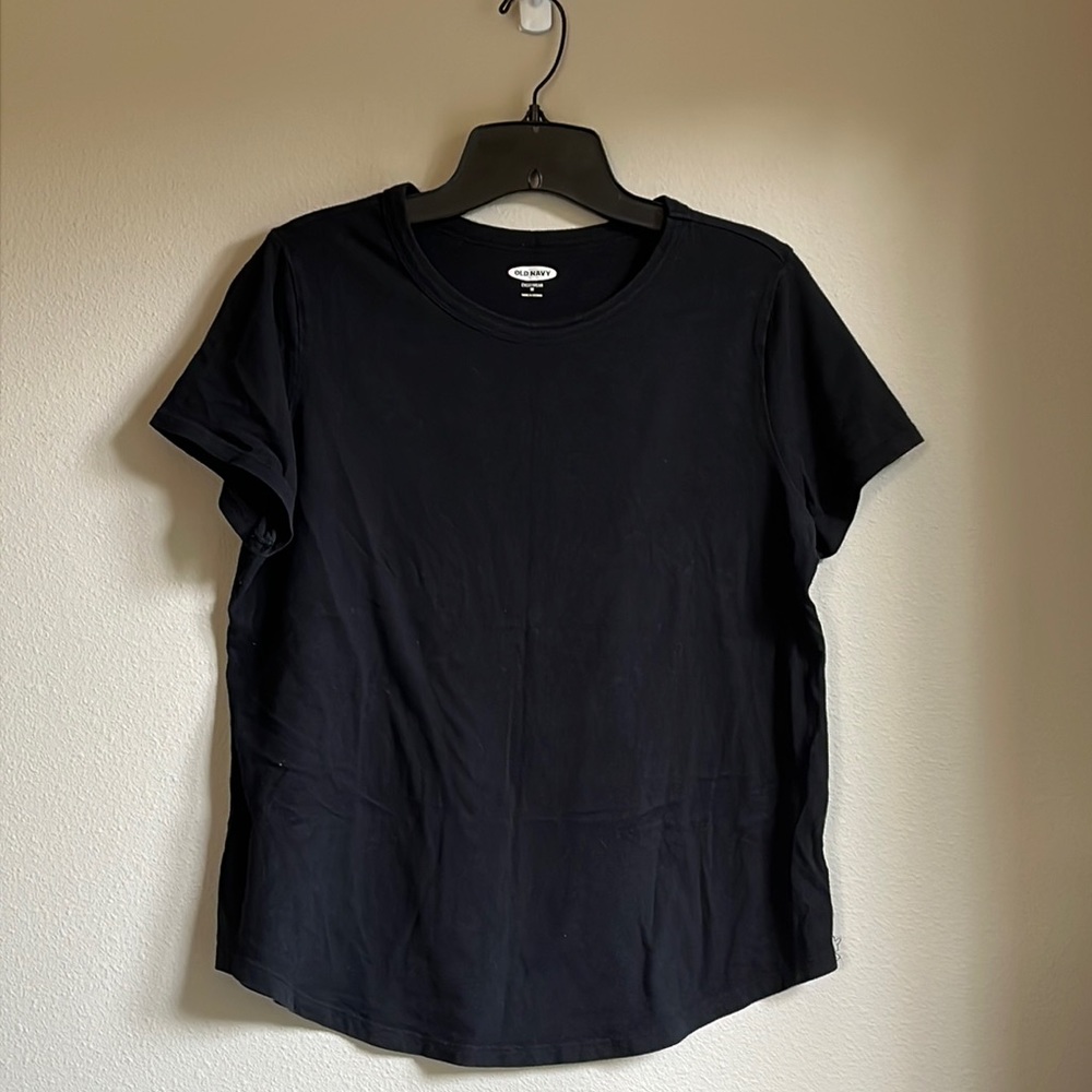 Black Old Navy women’s tee